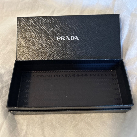 Prada box - Picture 2 of 2